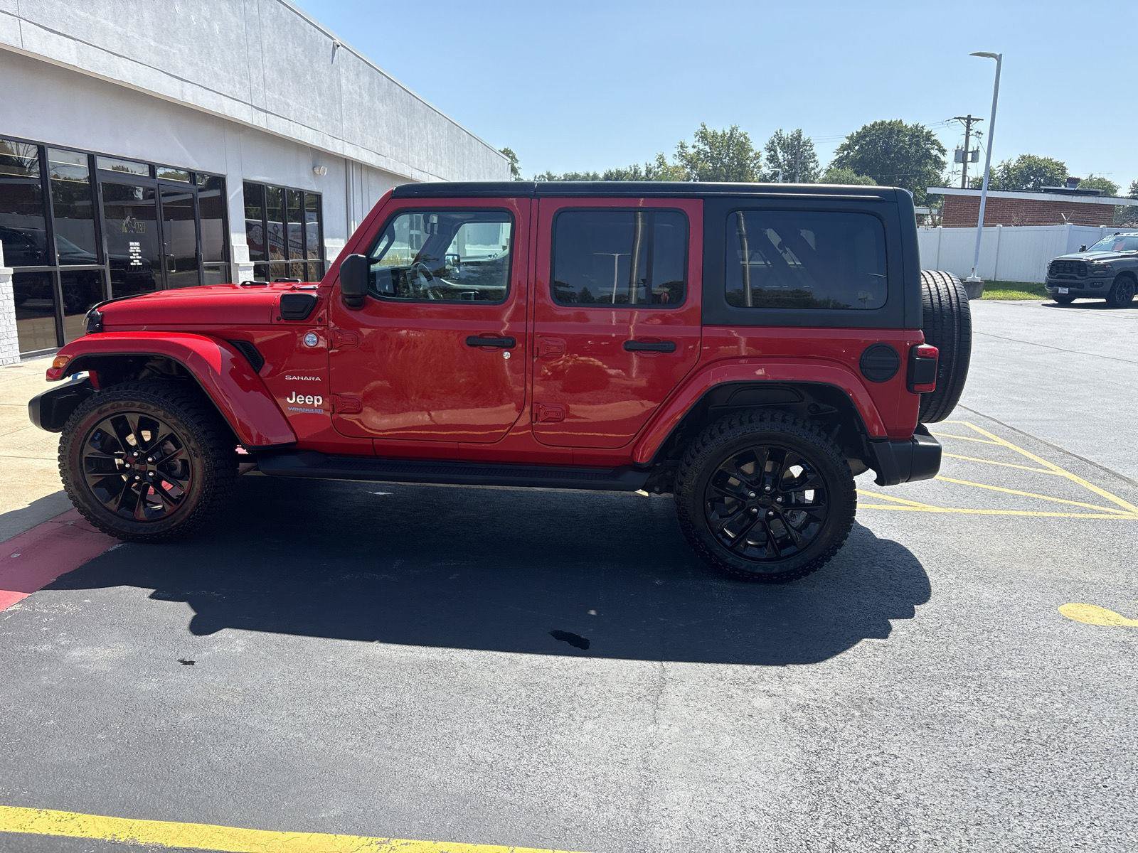 Used 2022 Jeep Wrangler Unlimited Sahara AWD/4WD image 8