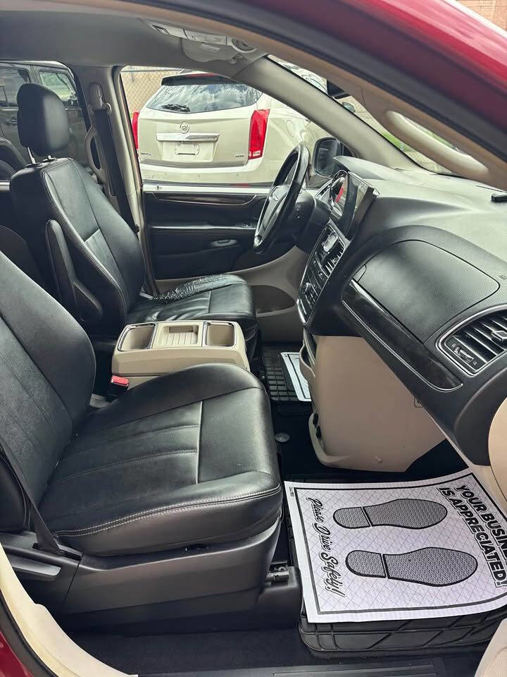 Used 2016 Chrysler Town & Country Touring w/ Driver Convenience Group FWD image 4