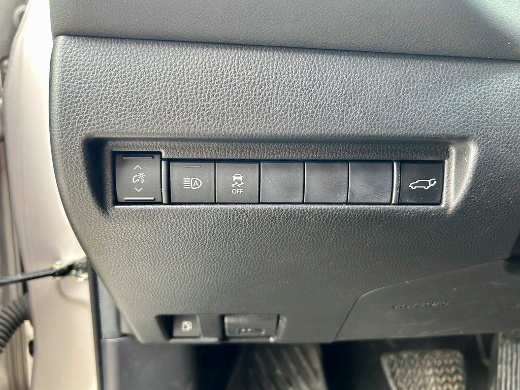 Used 2021 Toyota Venza LE image 10