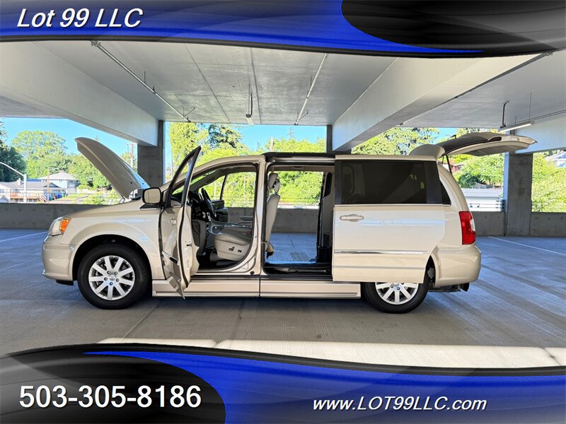 Used 2013 Chrysler Town & Country Touring FWD image 22