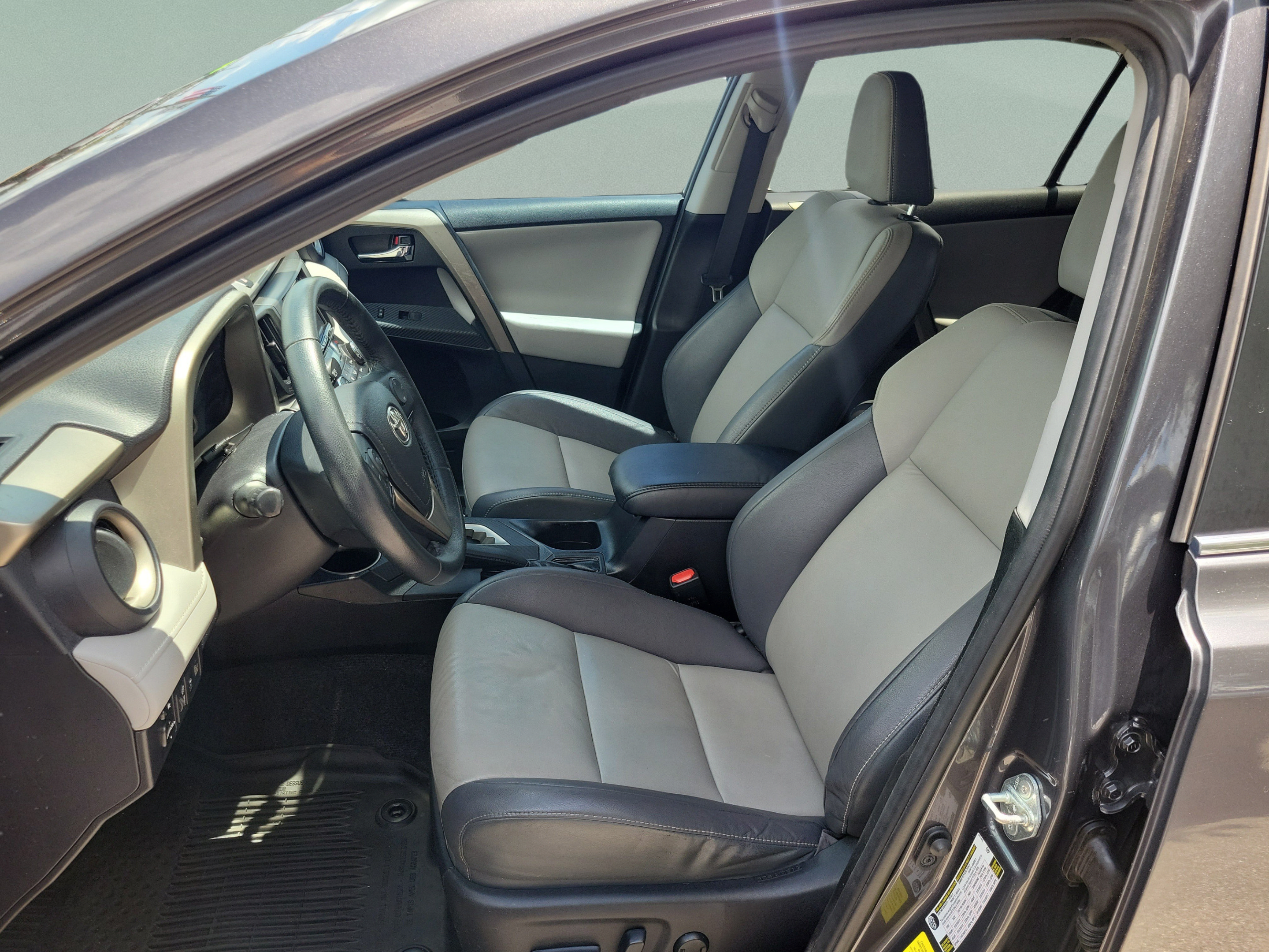 Used 2015 Toyota RAV4 Limited w/ Technology Package FWD image 17