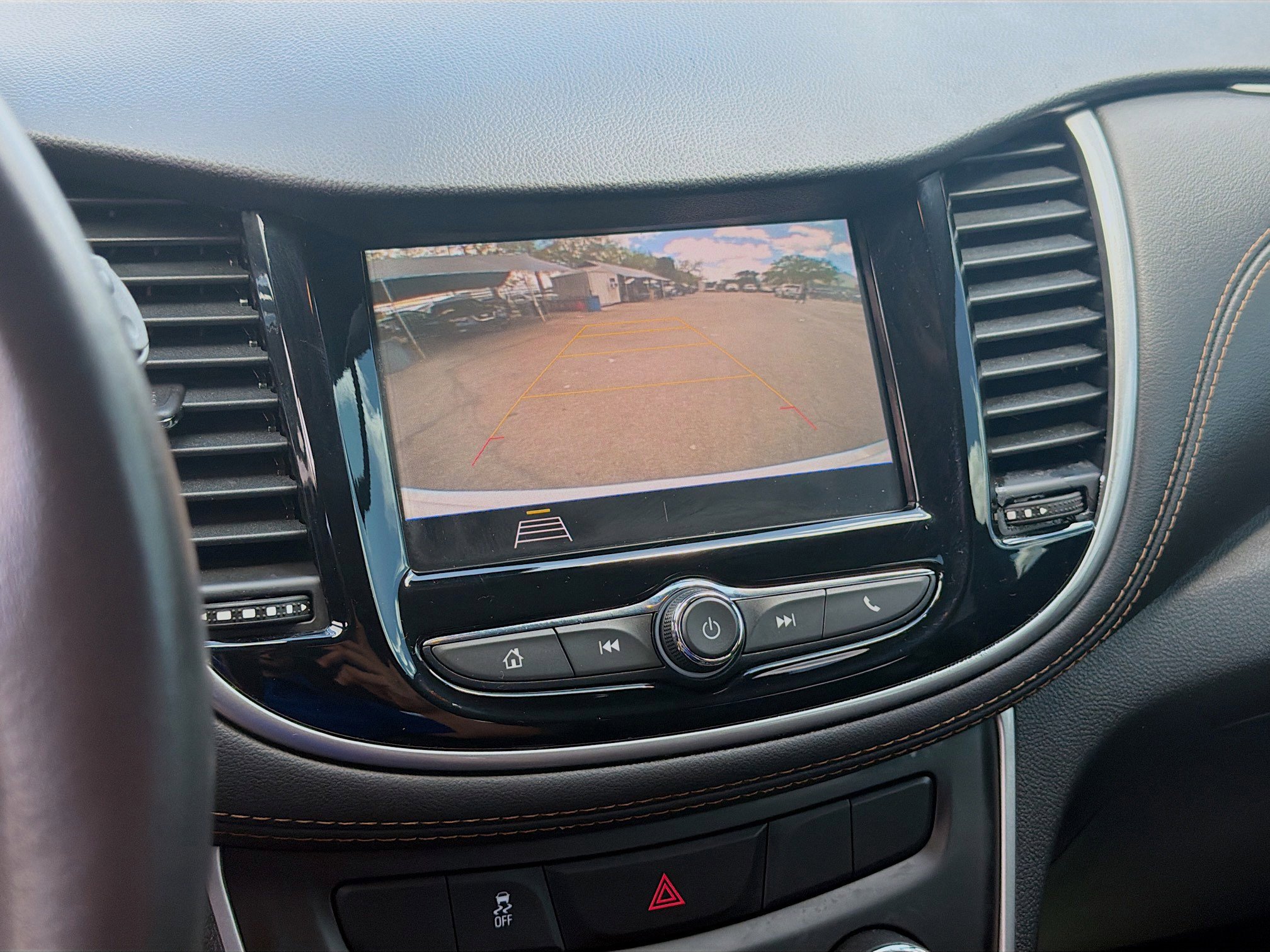 Used 2022 Chevrolet Trax LT w/ LT Convenience Package image 13