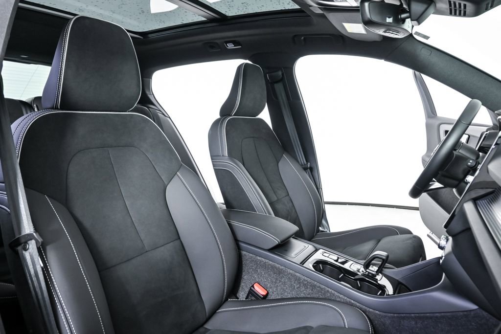 Certified 2025 Volvo XC40 B5 Plus image 24