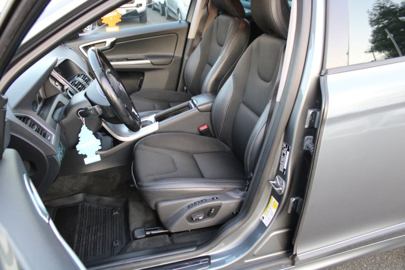 Used 2017 Volvo XC60 T5 w/ Tailgate Package image 9