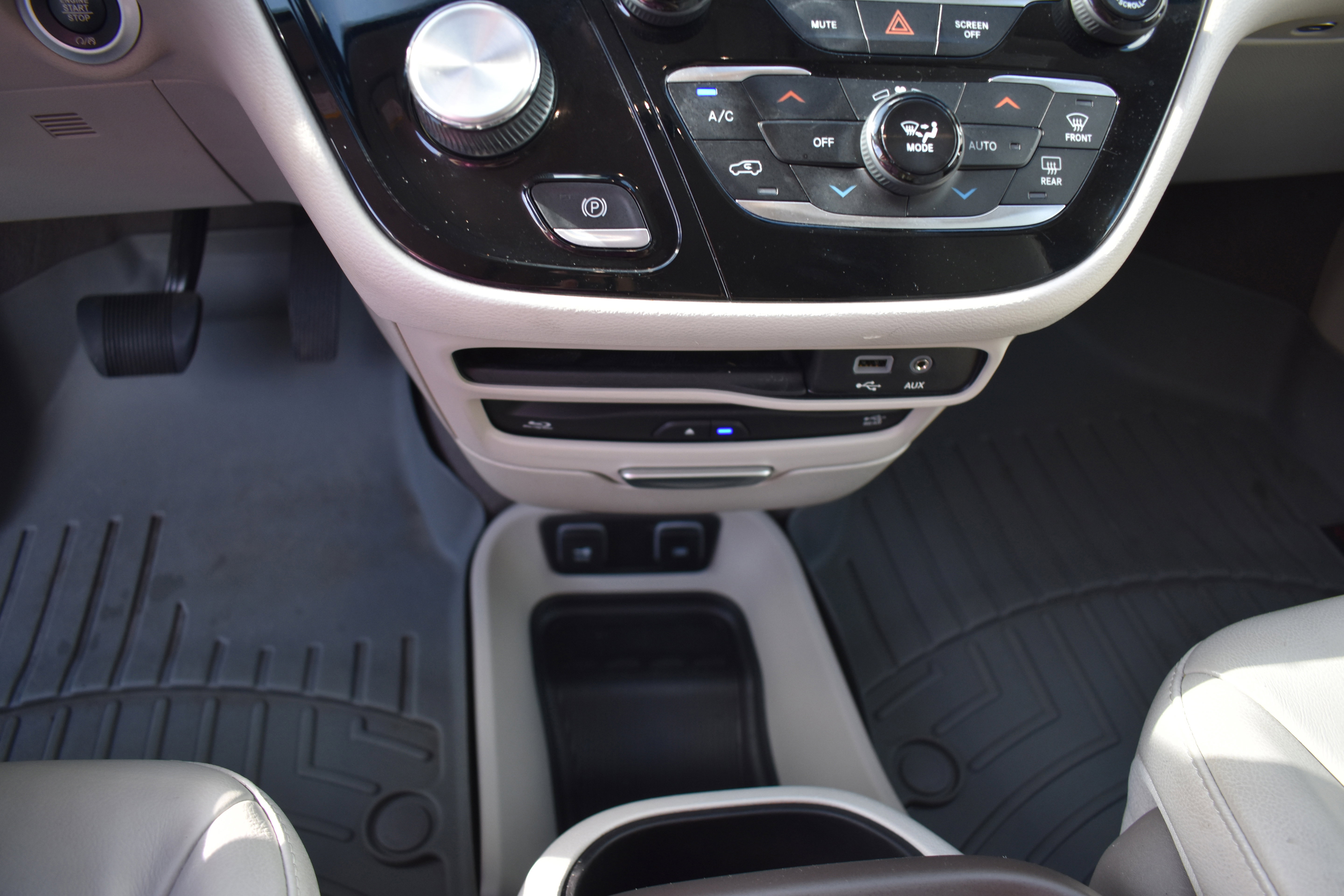 Used 2020 Chrysler Pacifica Touring-L Plus w/ Tire & Wheel Group image 22