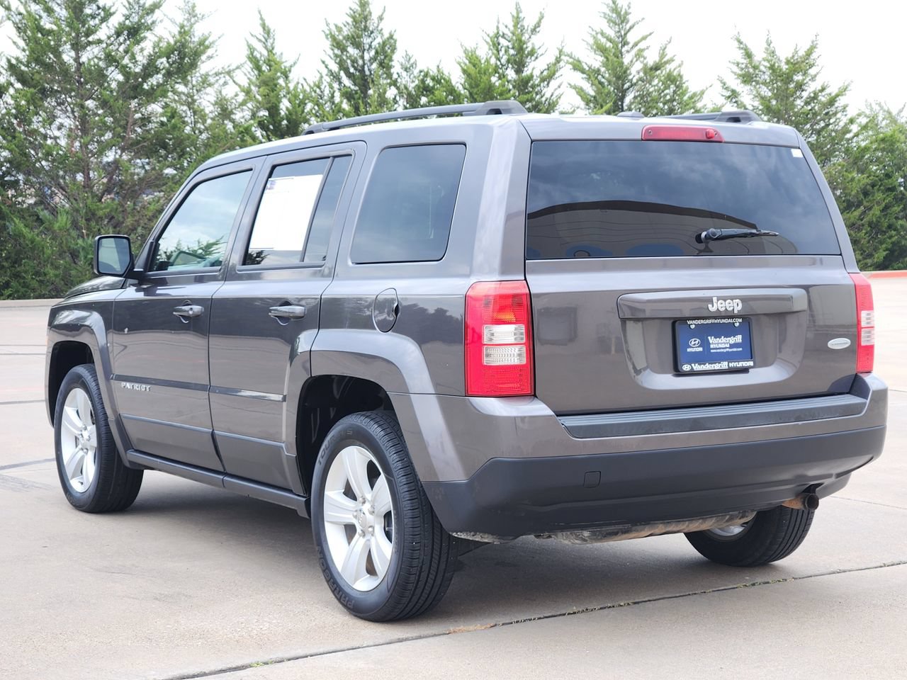 Used 2017 Jeep Patriot Latitude FWD image 3