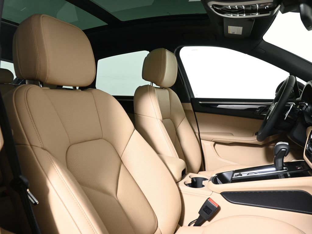 Used 2026 Porsche Macan AWD/4WD image 40