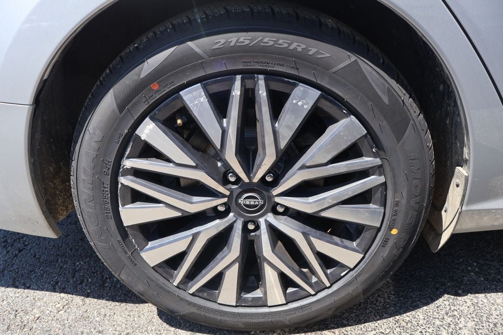 Used 2024 Nissan Altima 2.5 SV FWD image 13