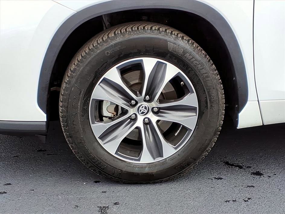 Used 2023 Toyota Highlander XLE image 9