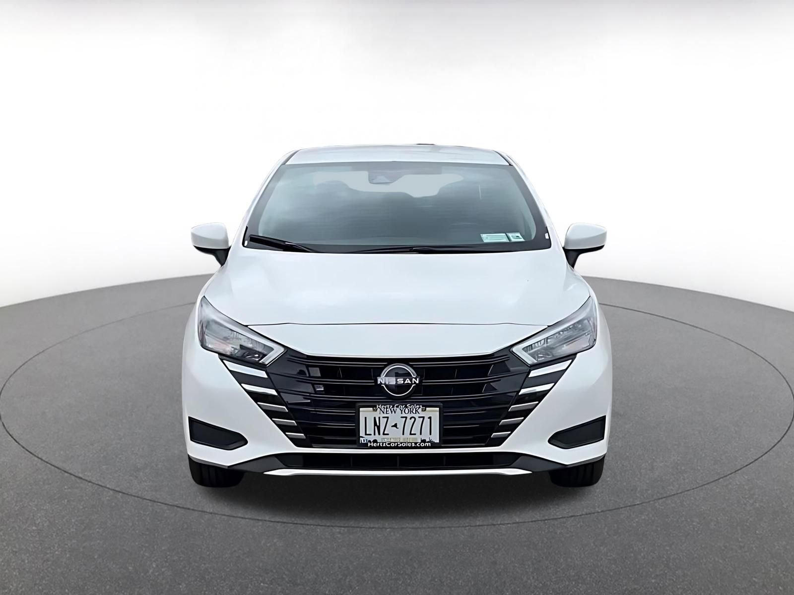 Used 2025 Nissan Versa SV image 3