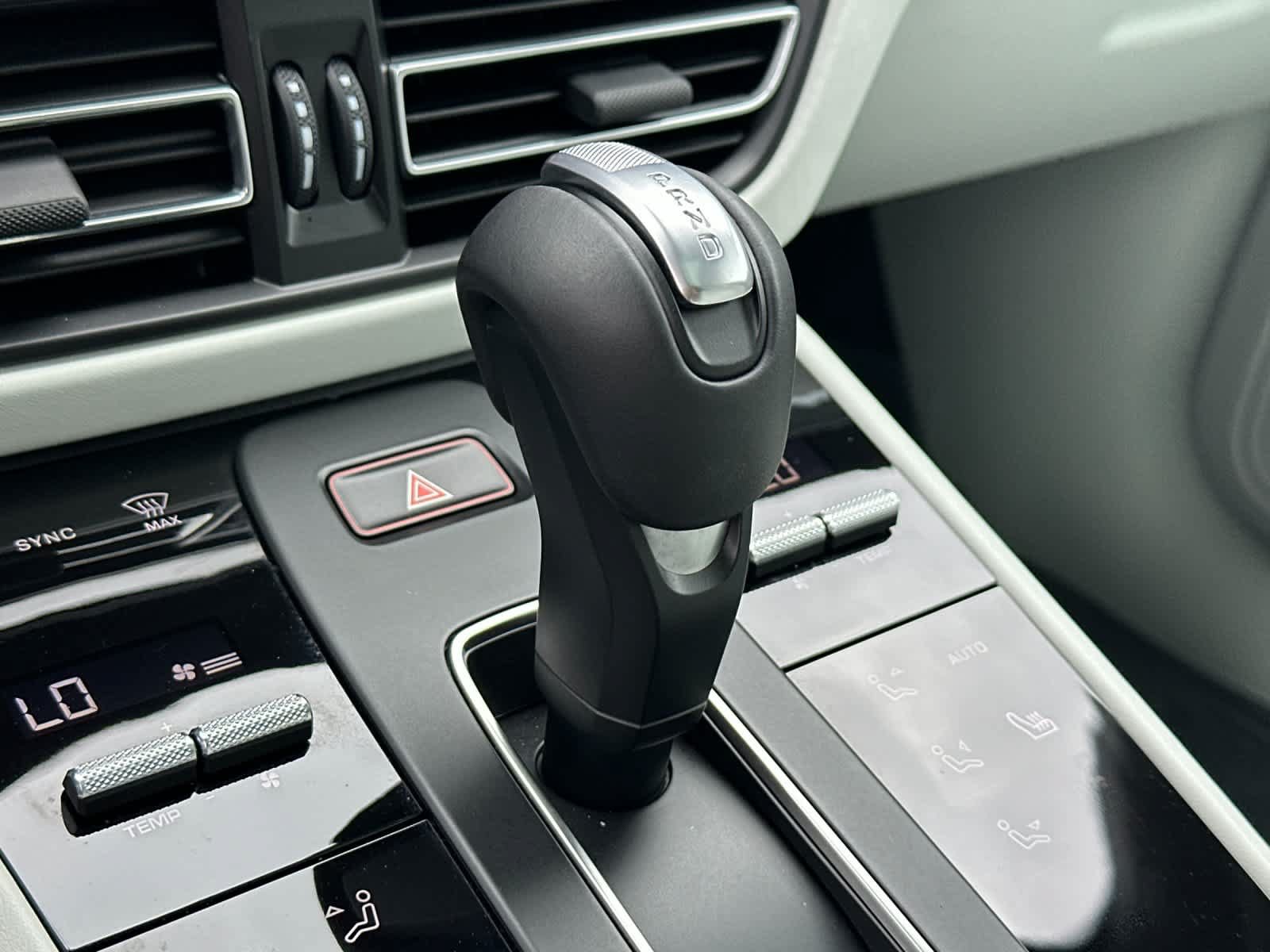 Certified 2025 Porsche Macan AWD/4WD image 24