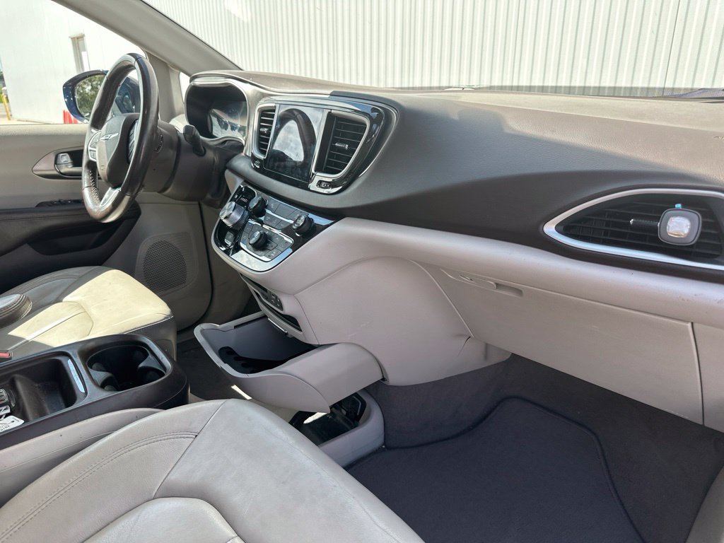 Used 2017 Chrysler Pacifica Touring-L FWD image 30