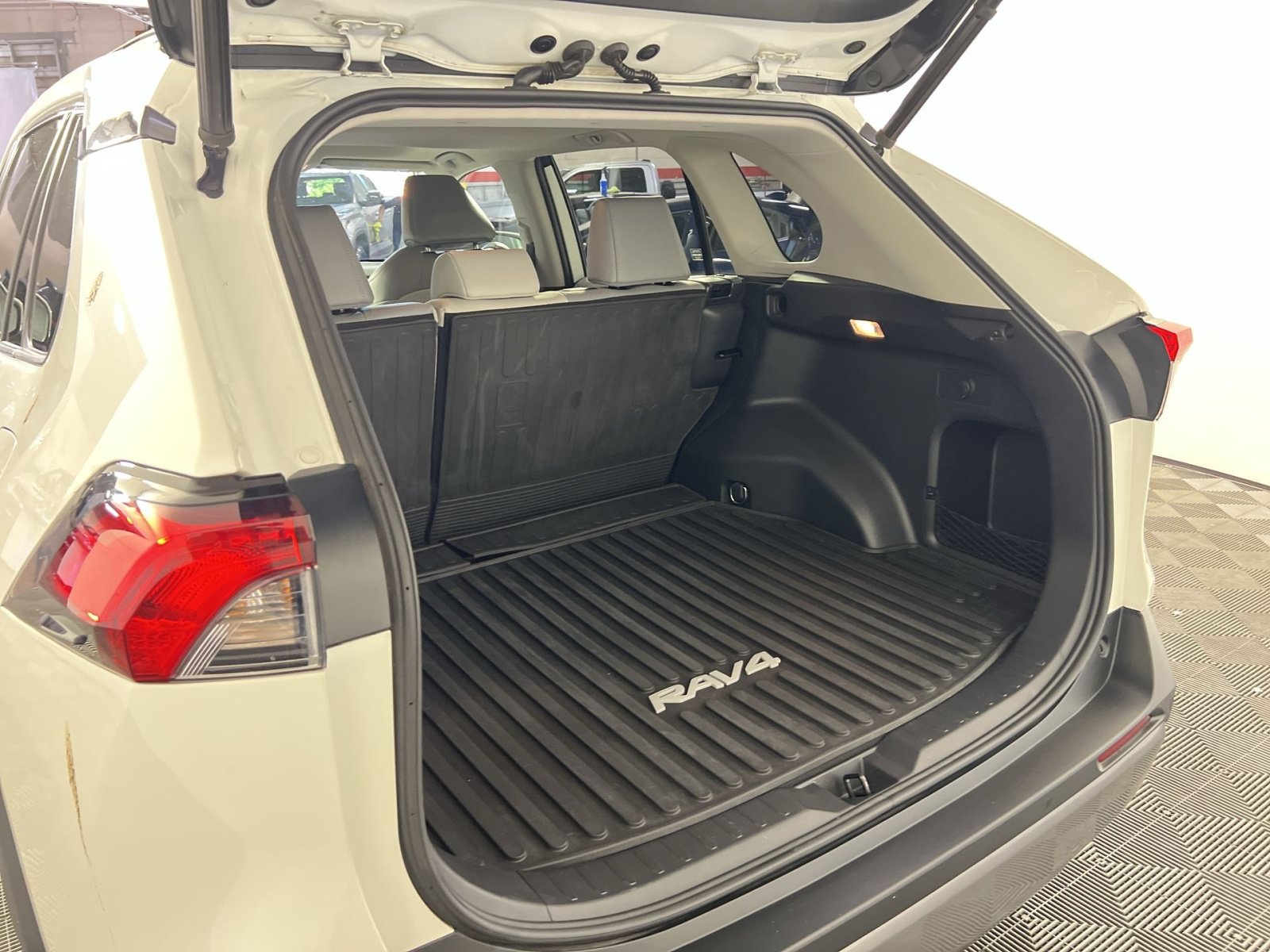 Used 2020 Toyota RAV4 Limited AWD/4WD image 26