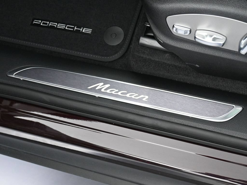 Certified 2026 Porsche Macan AWD/4WD image 16