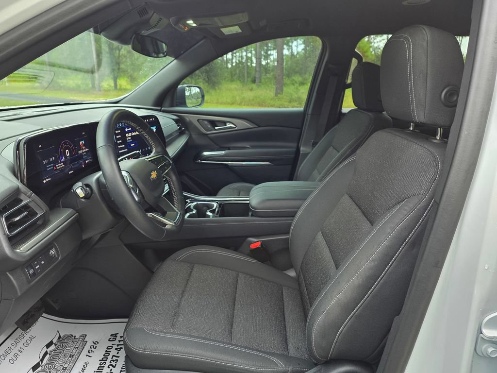 Used 2025 Chevrolet Traverse LT FWD image 13