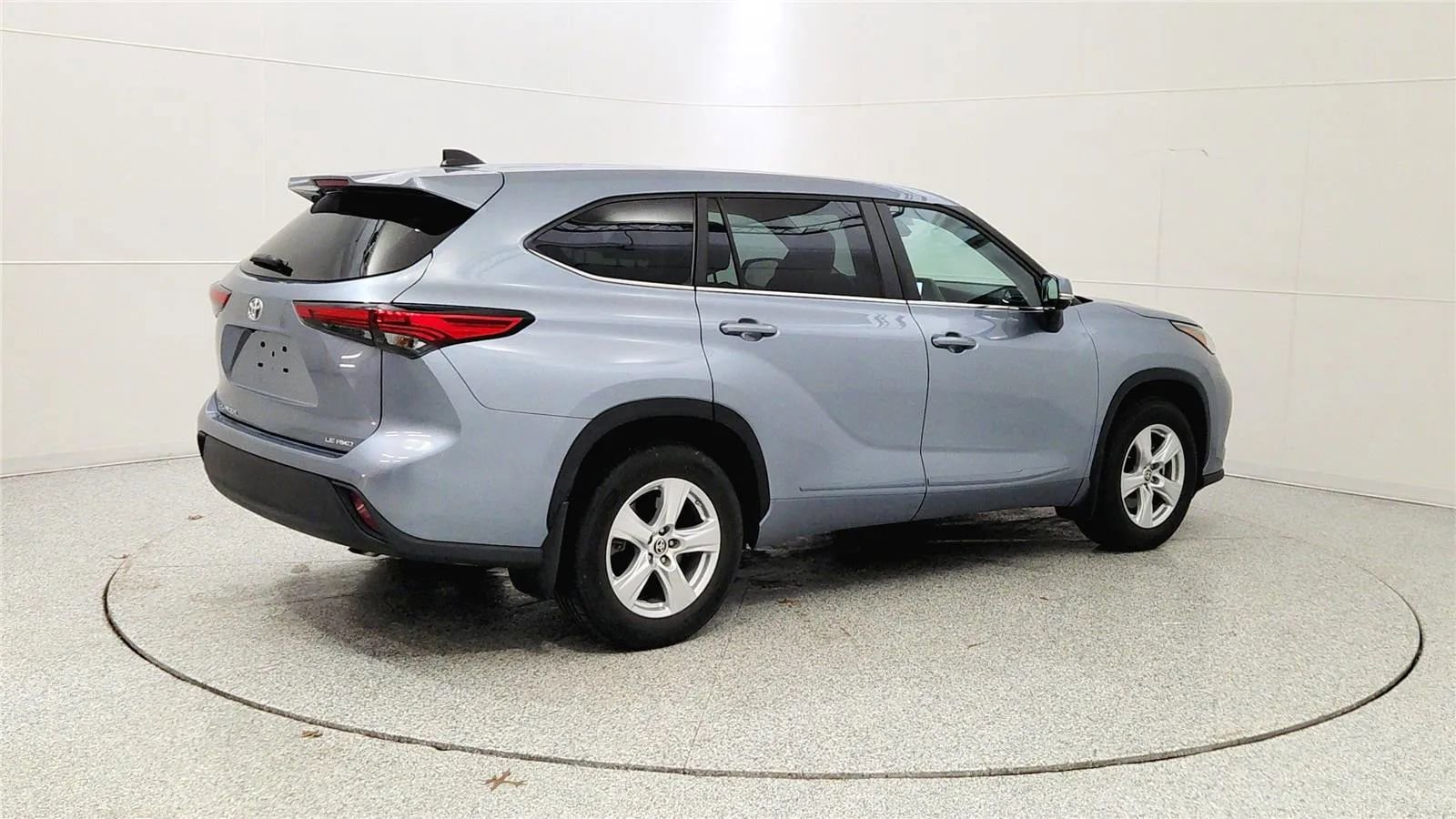 Used 2023 Toyota Highlander LE image 7