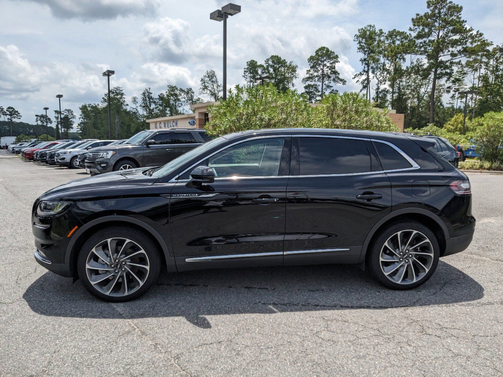 Certified 2023 Lincoln Nautilus Reserve w/ Equipment Group 202A image 8