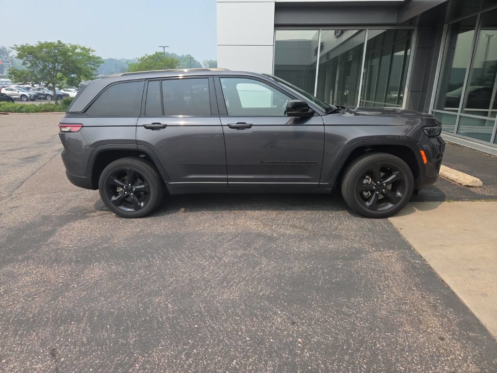 Used 2023 Jeep Grand Cherokee Altitude AWD/4WD image 23