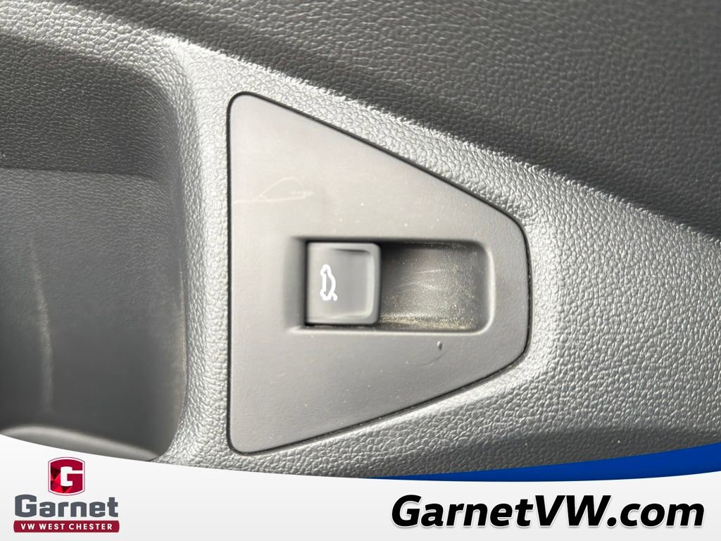 Used 2025 Volkswagen Jetta SE w/ Sunroof Package image 38