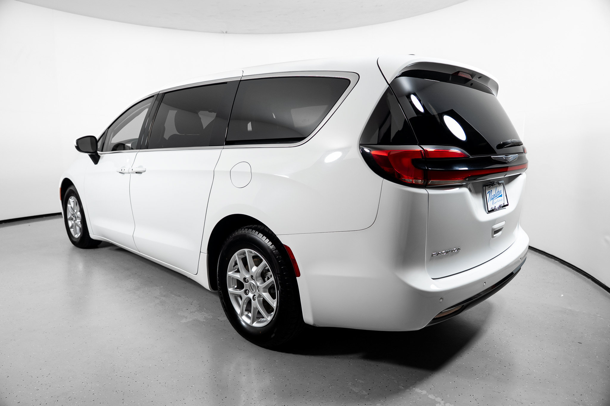 Used 2023 Chrysler Pacifica Touring-L FWD image 12