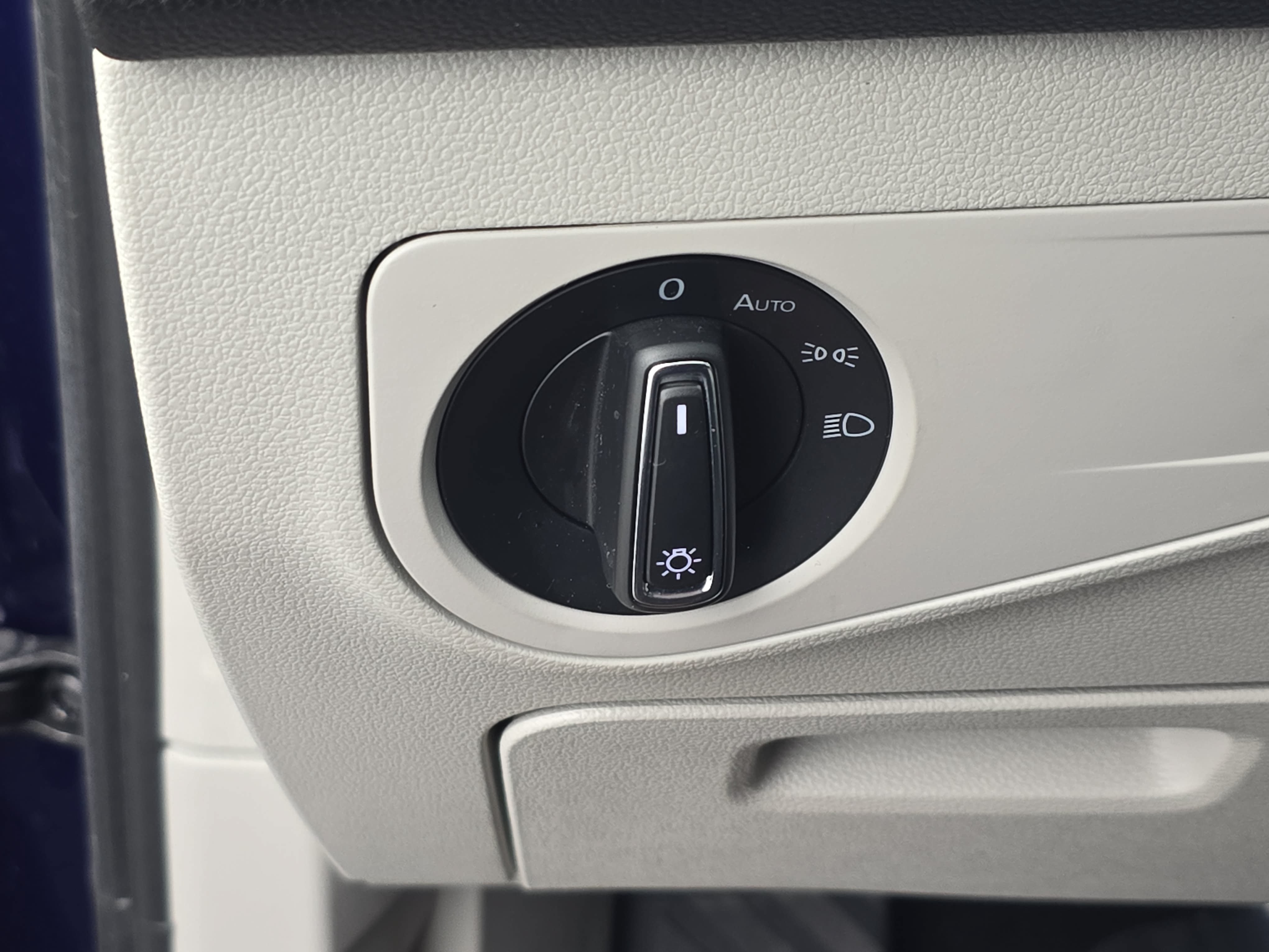Used 2023 Volkswagen Tiguan SE w/ Panoramic Sunroof Package FWD image 26