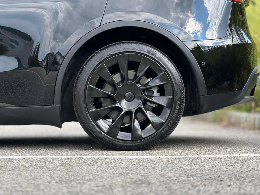 Used 2022 Tesla Model Y Long Range image 40