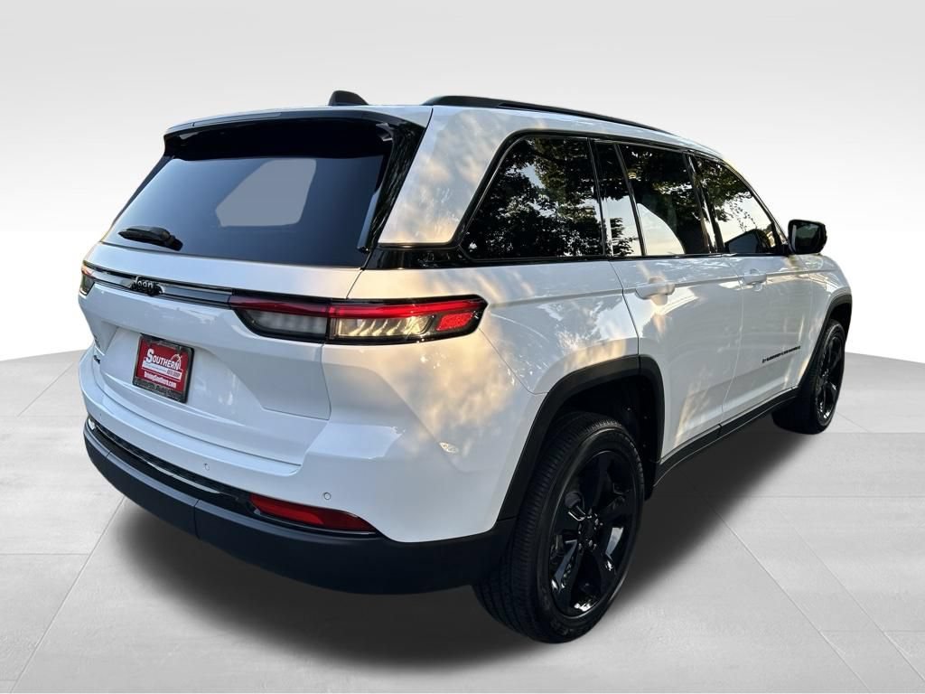 Used 2025 Jeep Grand Cherokee Altitude AWD/4WD image 5