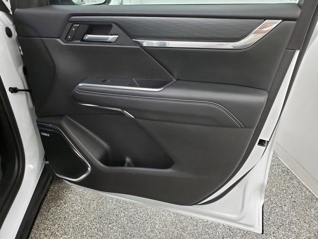 Used 2025 GMC Acadia Elevation image 18