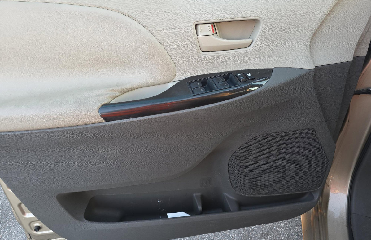 Used 2011 Toyota Sienna LE image 9