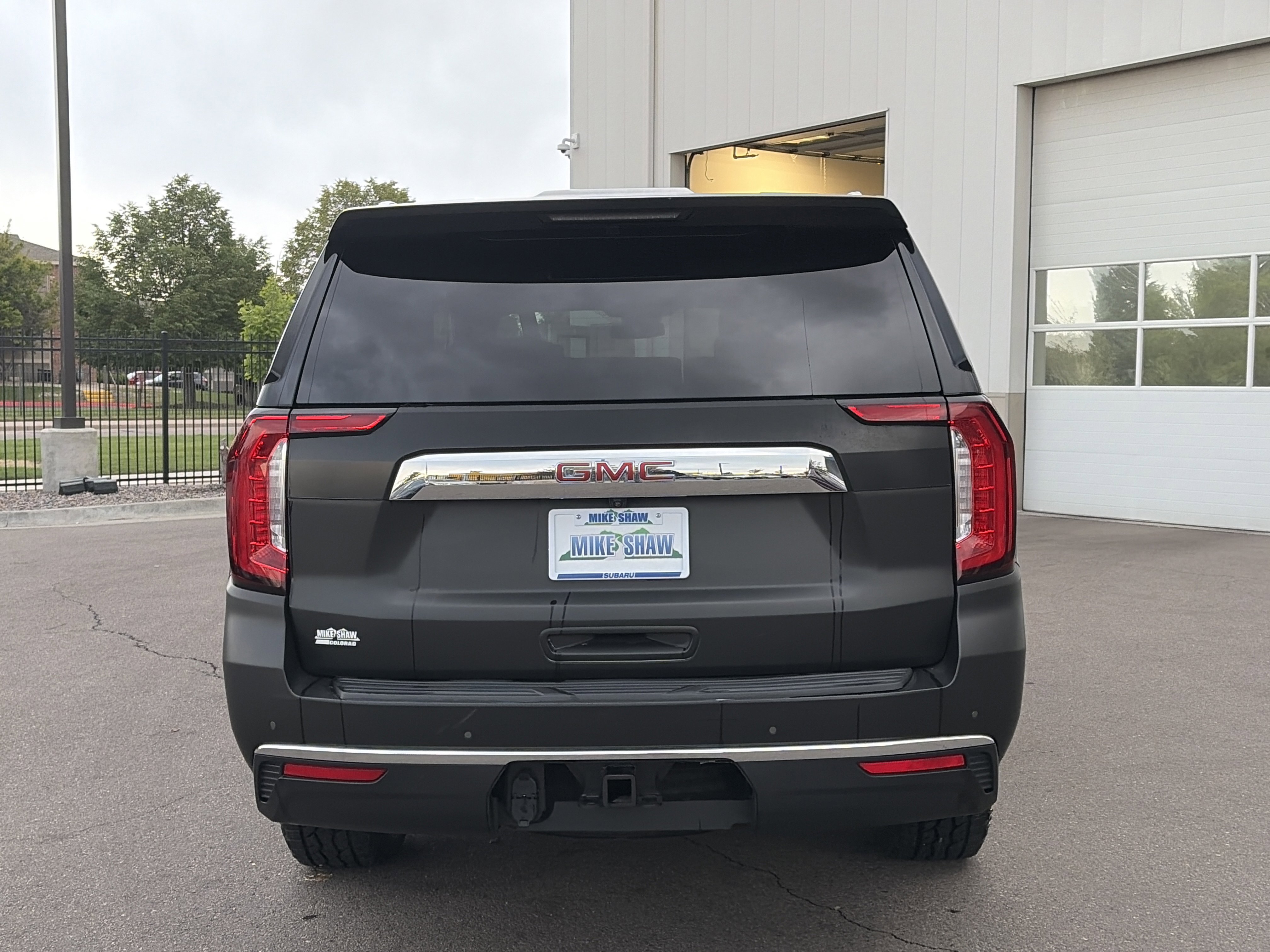Used 2023 GMC Yukon XL SLT w/ SLT Luxury Package AWD/4WD image 6