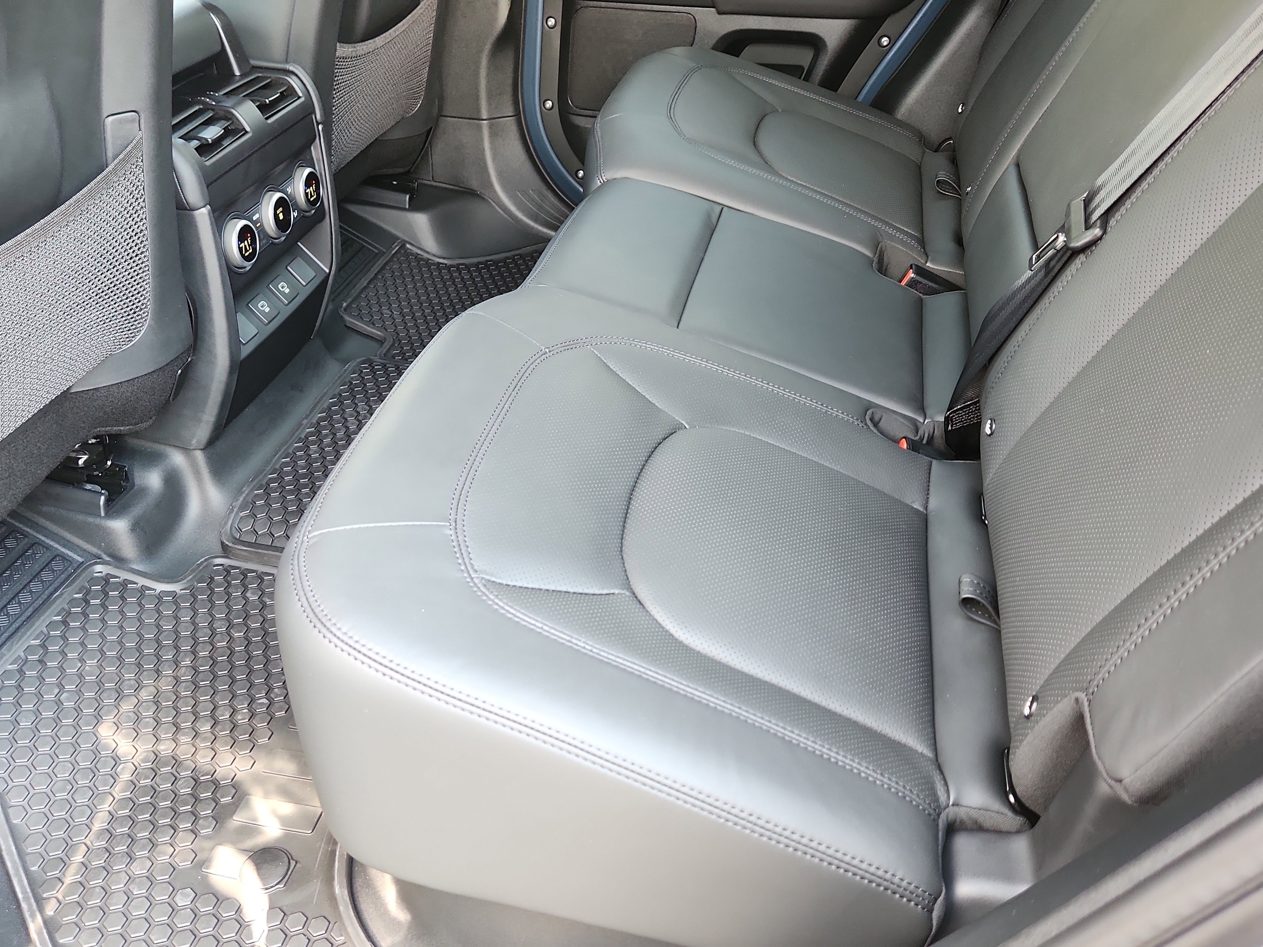 New 2025 Land Rover Defender 110 X-Dynamic SE image 12