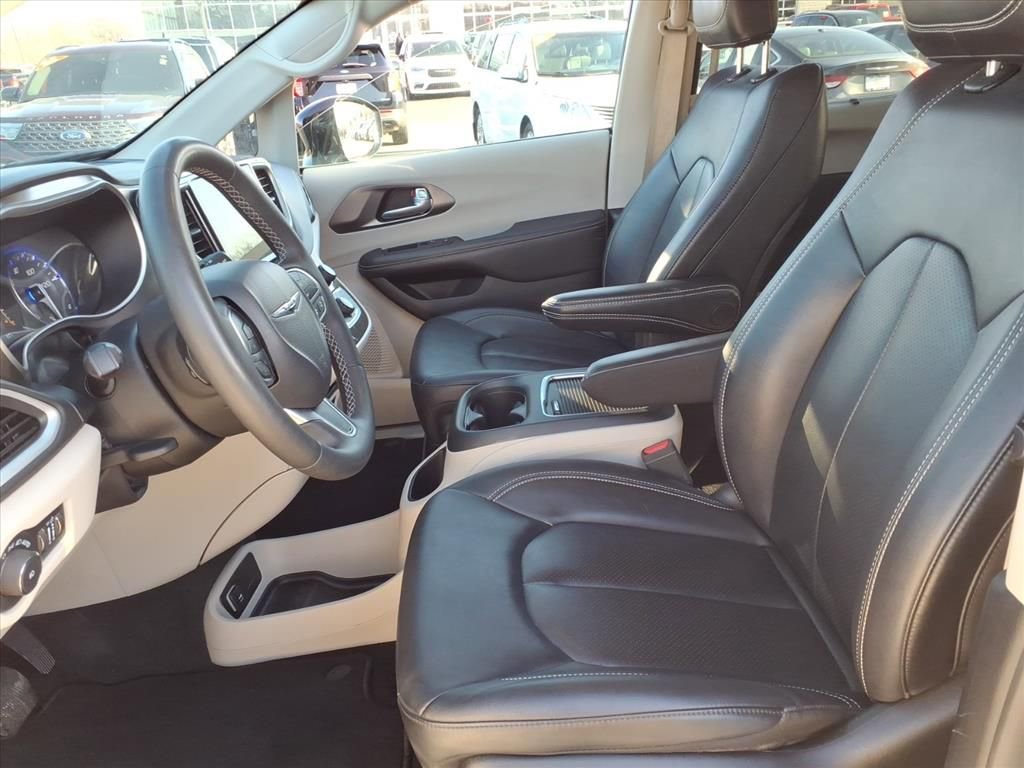 Used 2024 Chrysler Pacifica Touring-L image 16