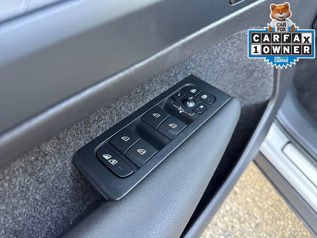 Used 2023 Volvo XC40 Recharge Plus image 13