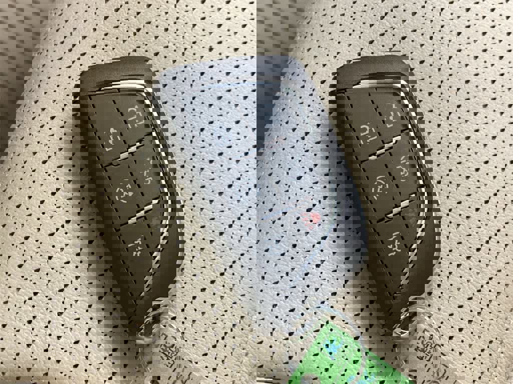 Used 2023 Cadillac Escalade Premium Luxury image 31