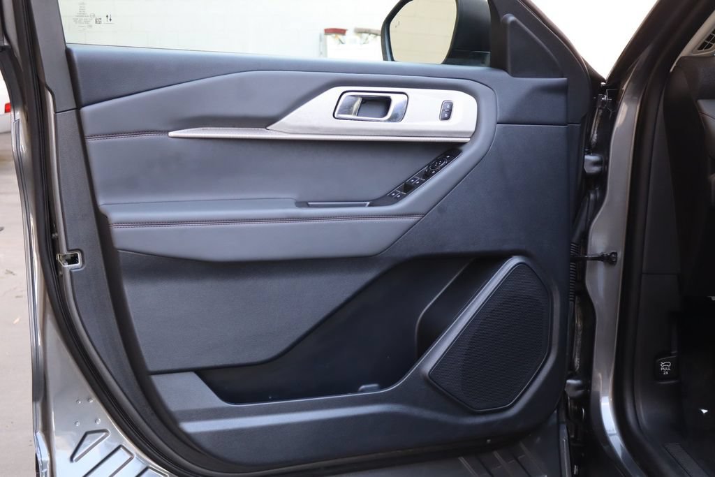 Used 2025 Ford Explorer Active AWD/4WD image 18