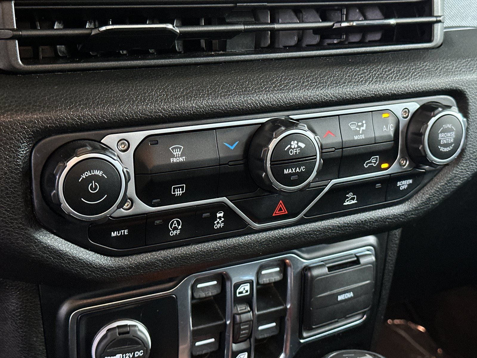 Used 2024 Jeep Wrangler Unlimited Sport AWD/4WD image 18