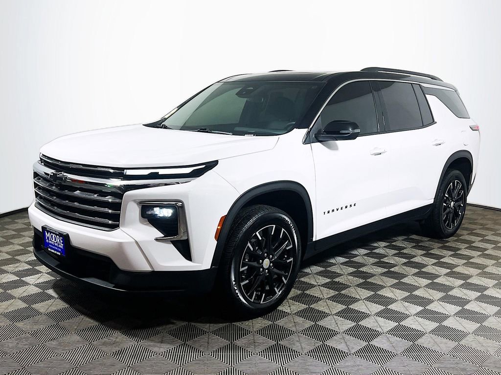 Used 2025 Chevrolet Traverse LT w/ Sun and Wheel Package image 4