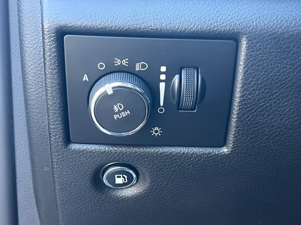 Used 2019 Jeep Grand Cherokee Laredo AWD/4WD image 19
