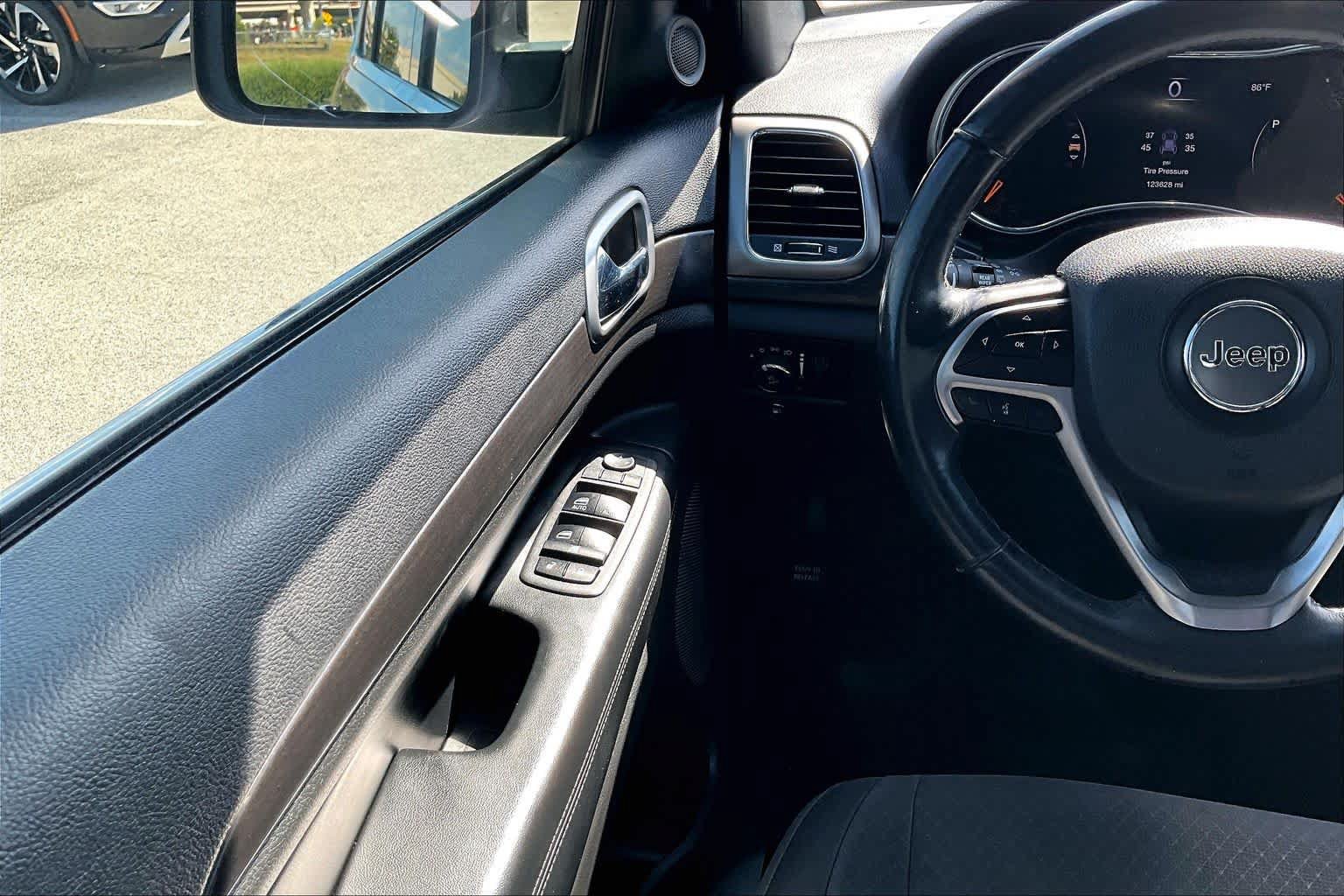 Used 2018 Jeep Grand Cherokee Laredo RWD image 24
