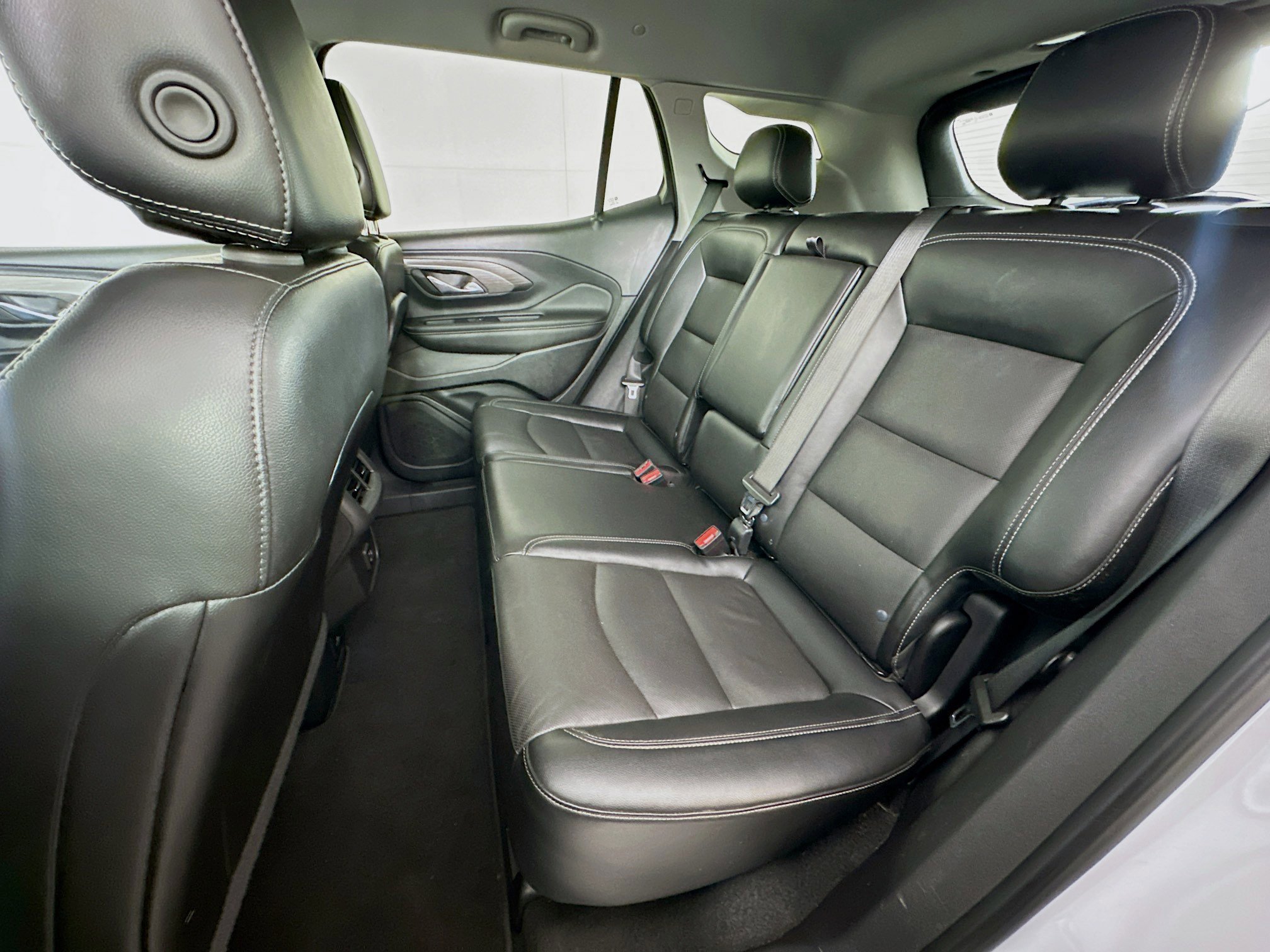 Used 2023 GMC Terrain SLT image 25