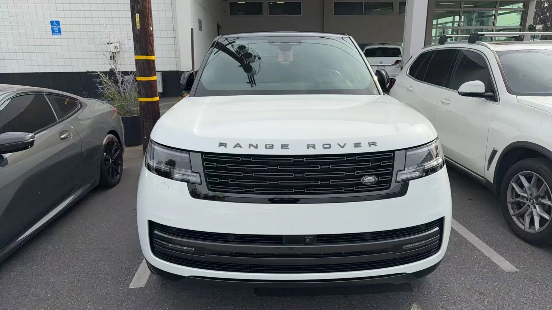 Used 2024 Land Rover Range Rover Long Wheelbase Autobiography image 2