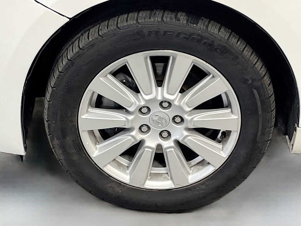 Used 2017 Toyota Sienna XLE image 32