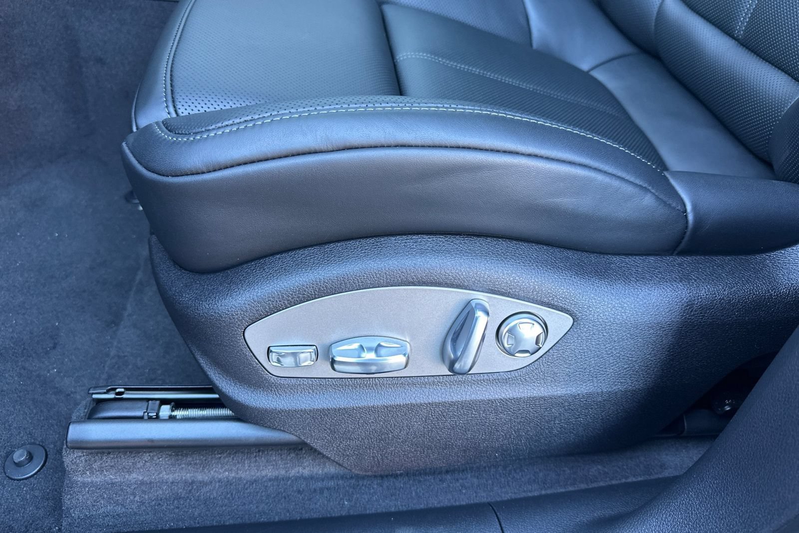New 2026 Porsche Macan AWD/4WD image 14