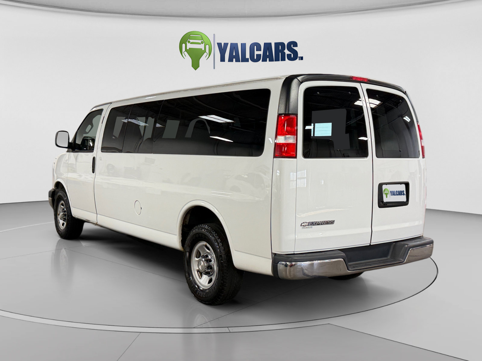 Used 2017 Chevrolet Express 3500 LT w/ LT Preferred Equipment Group RWD image 3