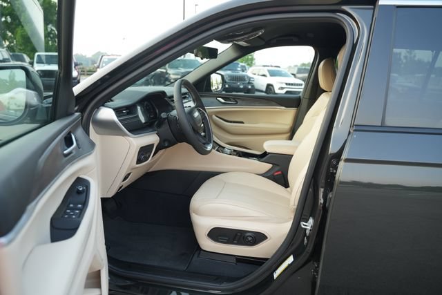 Used 2023 Jeep Grand Cherokee L Limited w/ Luxury Tech Group II RWD image 12