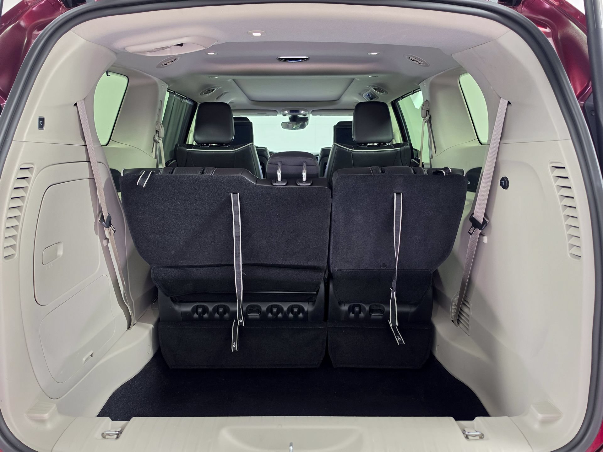Used 2022 Chrysler Pacifica Limited w/ Uconnect Theater Family Group FWD image 12