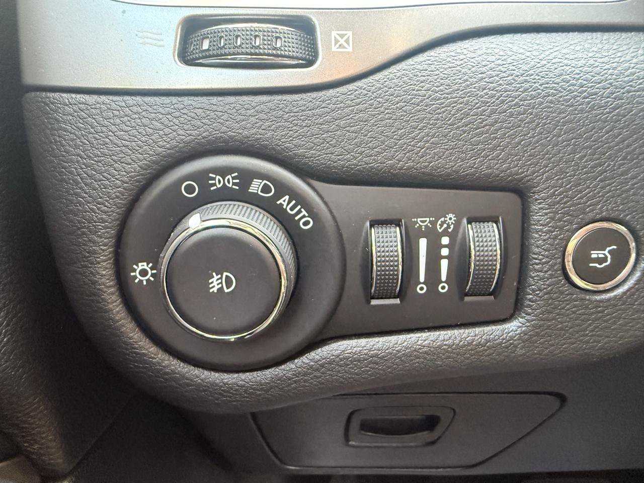 Used 2020 Jeep Cherokee Limited AWD/4WD image 18