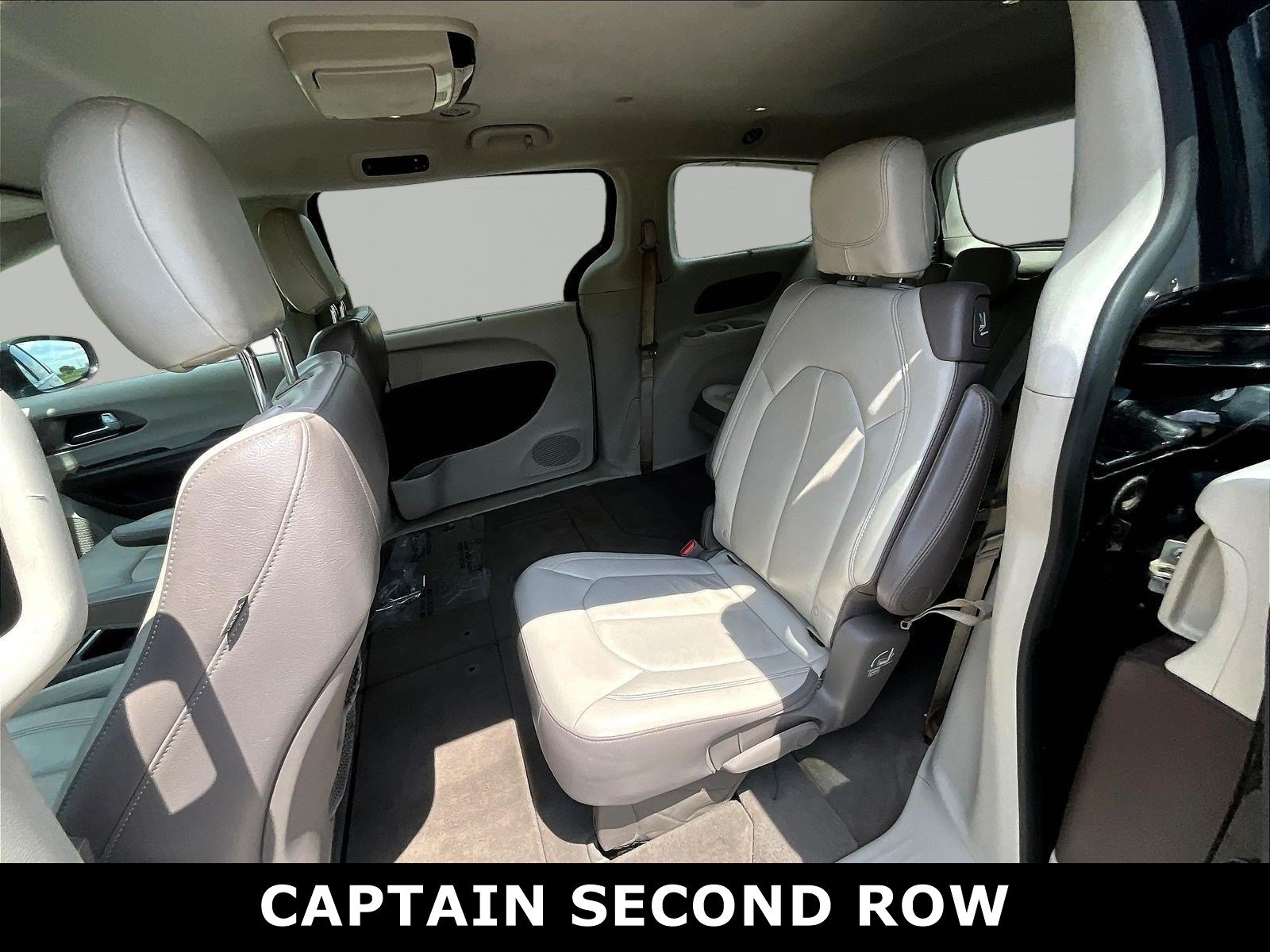 Used 2017 Chrysler Pacifica Touring-L FWD image 3