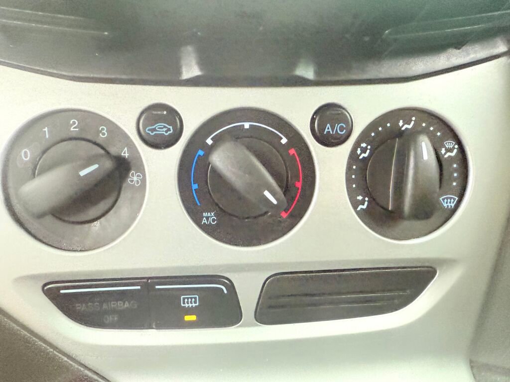Used 2014 Ford Focus SE FWD image 17