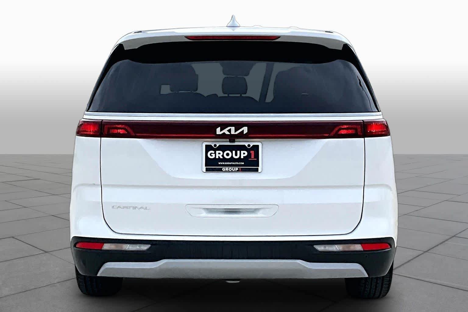 Used 2023 Kia Carnival EX FWD image 5